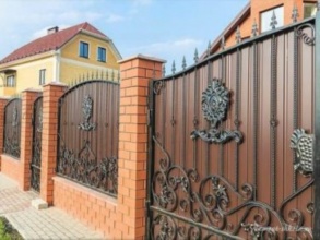 Кирпичный забор с ковкой  150 метров фото в Новопетровском