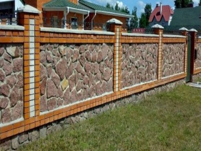 Кирпичный забор с камнем 12 метров фото в Новопетровском