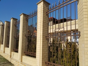 Кирпичный забор с ковкой  10 метров фото в Новопетровском