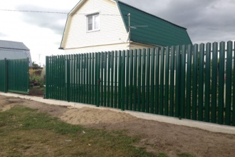 Забор из евроштакетника на ленточном фундаменте 70 метров фото в Новопетровском